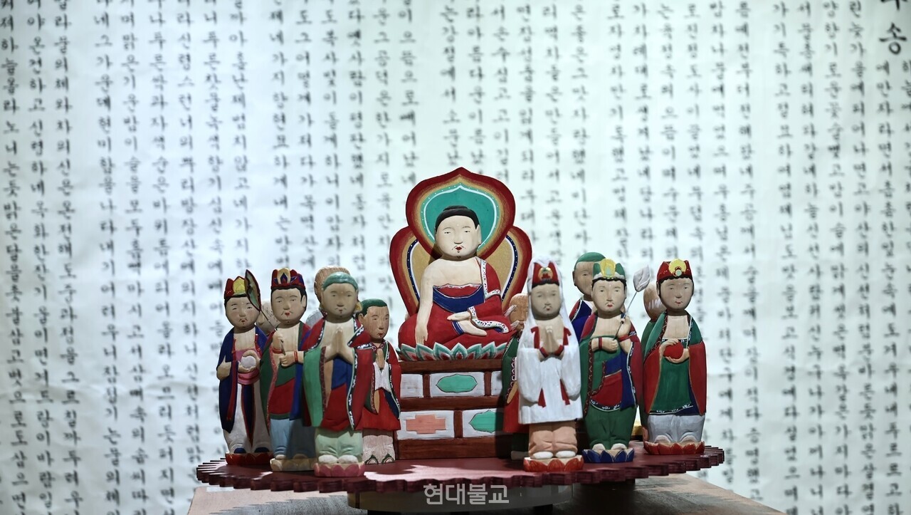 신원사 대웅전 후불탱화를 모티브로 한 이현경 작가의 작품.