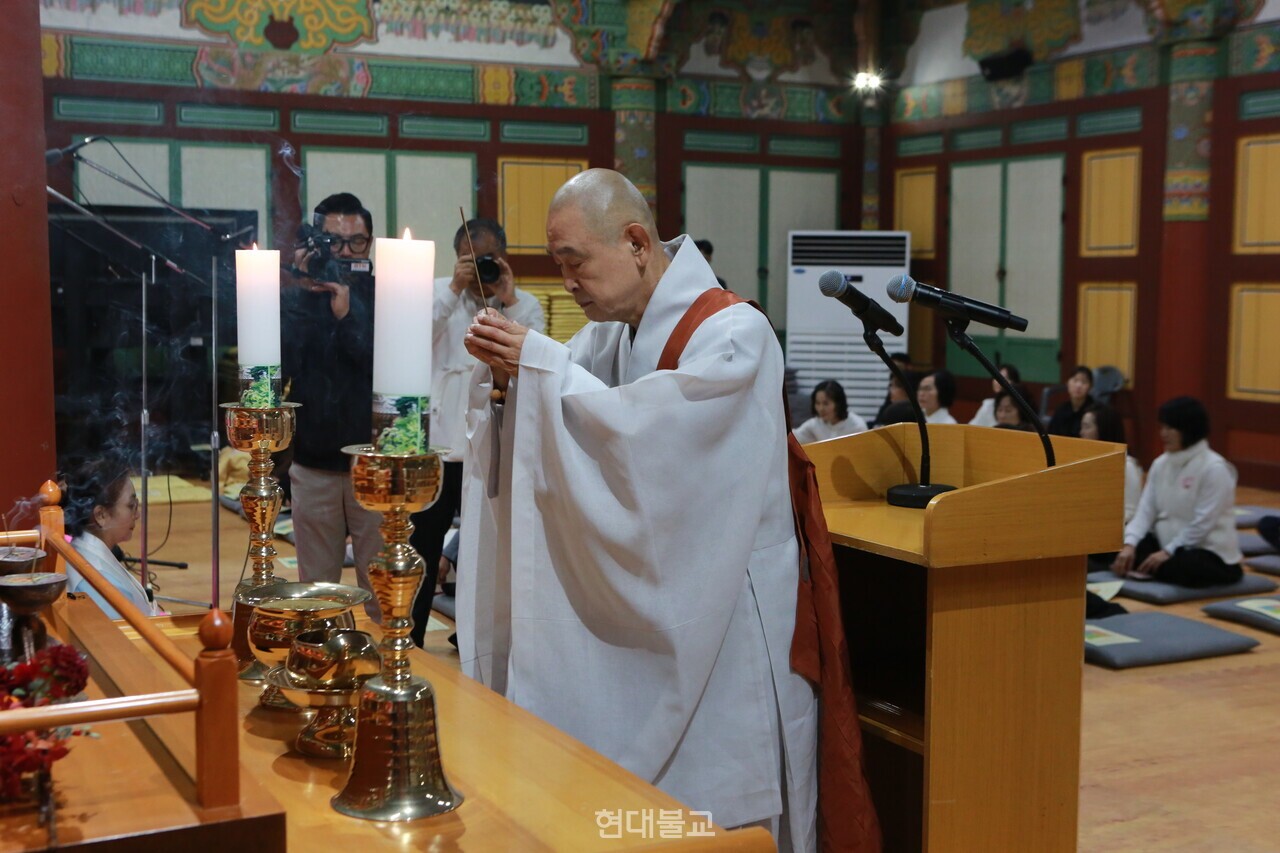헌향하는 방장 정여 대종사