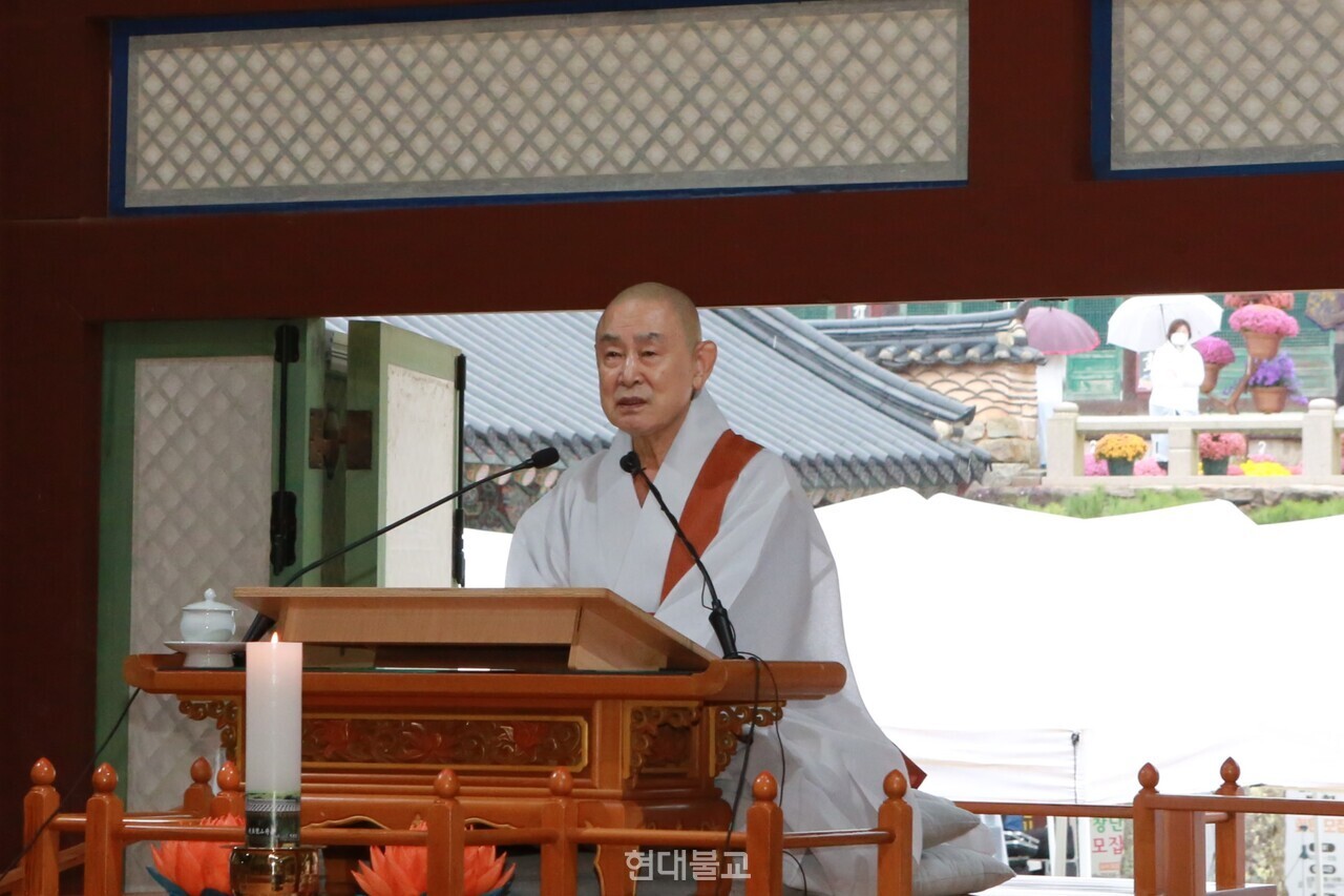 법어를 전하는 정여 대종사