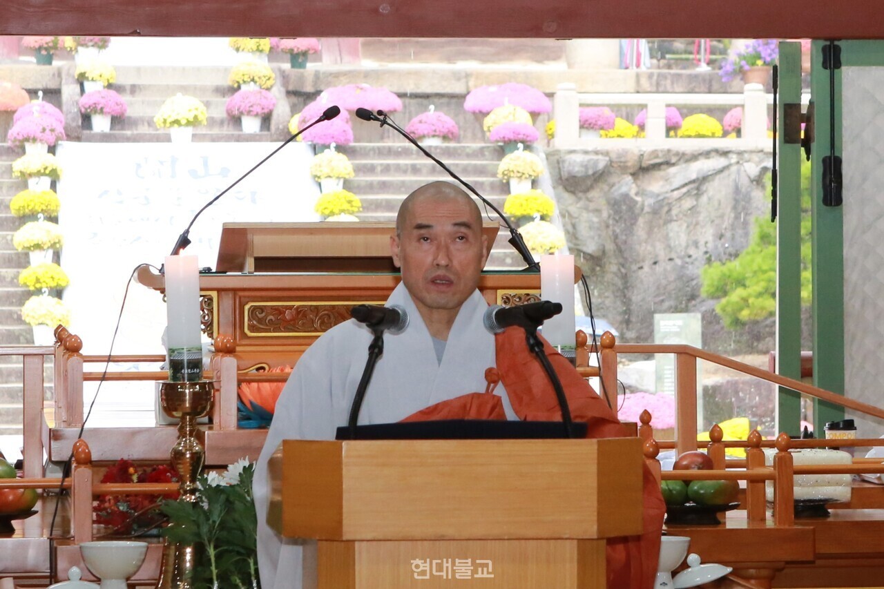 범어사 주지 정오&nbsp; 스님이 봉행사를 하고 있다.