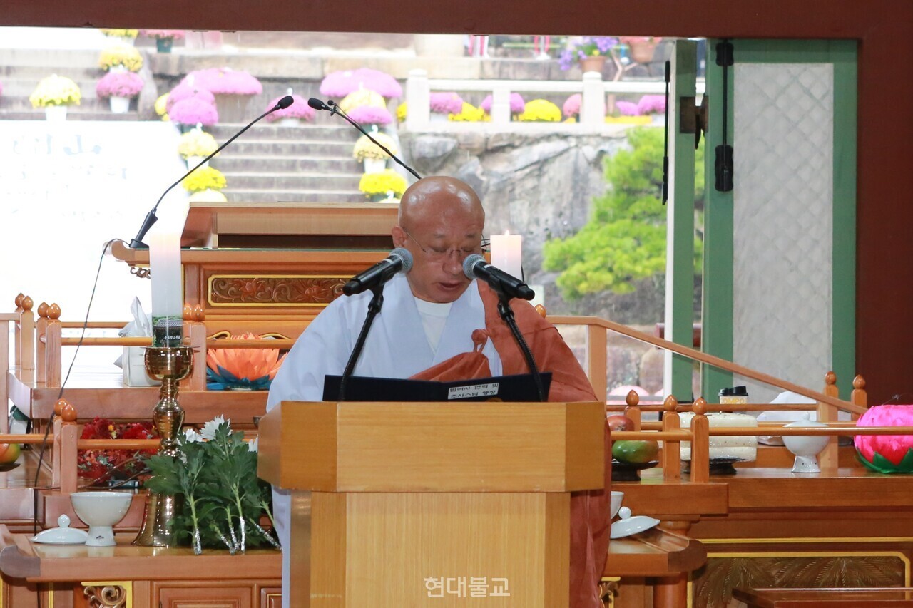 범어사의 연혁과 의상조사의 행장을 소개하는&nbsp;범어사승가대학 강주 용학 스님.