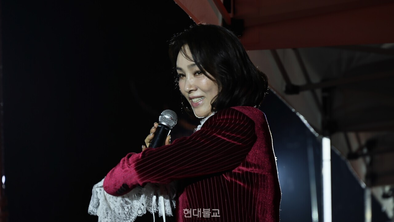 가수 양수경의 무대.