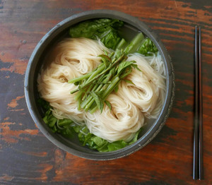 [사찰국수 기행] 10. 명천 스님의 상추찔레 국수