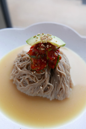 [사찰국수 기행 스님이 웃는다] 12 동원 스님의 사과 냉면