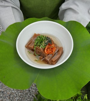 [사찰국수 기행 스님이 웃는다] 여름 별식 - 망경산사 ‘도토리 묵사발’