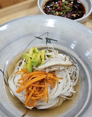 [사찰국수 기행 스님이 웃는다] 14. 진묘 스님의 ‘잔치국수’