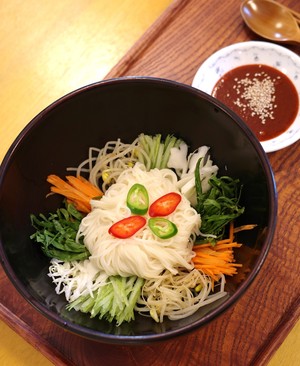 [사찰국수 기행 스님이 웃는다] 15. 진허 스님의 ‘콩나물 비빔국수’