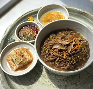 [사찰국수 기행 스님이 웃는다] 16. 선오 스님의 ‘도토리 손칼국수’