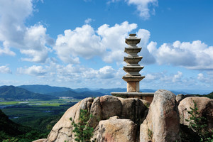 [무진 스님의 불국토 경주 남산에 오르다] 19. 늠비봉 오층석탑