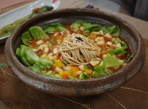 [사찰국수 기행 스님이 웃는다] 17. 마하연 보살의 ‘과채두부면’