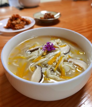 [사찰국수 기행 ] 18. 백거 스님의 ‘솔잎 칼국수’