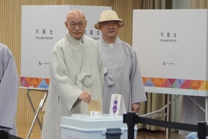 진우 스님 “국민 상처 치유할 분 당선되길”