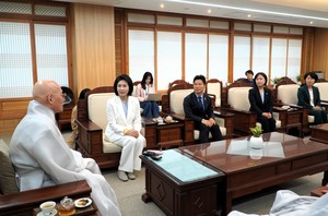 진우 스님, 김혜경 여사에 “국민 마음 통합에 힘쓰길”