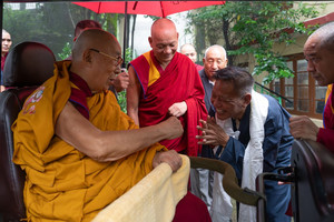 달라이라마 환생 존속 발표에 티베트는 환영, 中은 반발