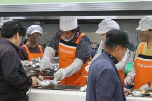 에드워드 리 셰프와 어르신들의 ‘행복한 밥상’